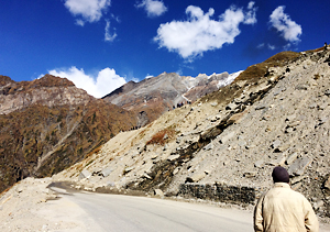 北インド　スピティ谷　バイク　チベット　崖崩れ