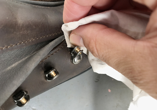 コロニルのレザーワックスで保湿&防水革靴のメンテナンス方法