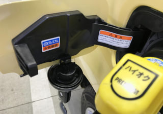 【カングー／給油口】ガソリンスタンドで大慌て。給油口の開け方はコウだった！