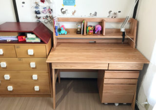 【子育て／学習机】木の香り漂うオーク無垢材。自然な風合いの勉強机を組立て。