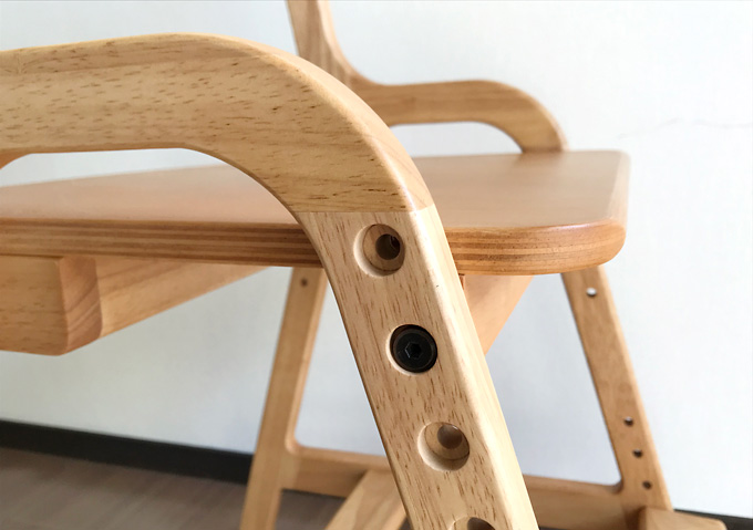 高さ調整な子供用の椅子（天然木無垢材ストッケ風）