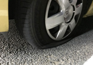 【カングー／タイヤ交換】パンクしたらタイヤの状態を確認。自走持ち込みorスペア交換orロードサービス？