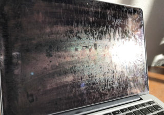 【Macbook／ディスプレイ】コーティングが剥がれて汚い液晶ムラを綺麗に除去！