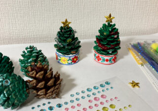 【木の実/クラフト】森で拾った松ぼっくりでミニクリスマスツリーを作ろう!