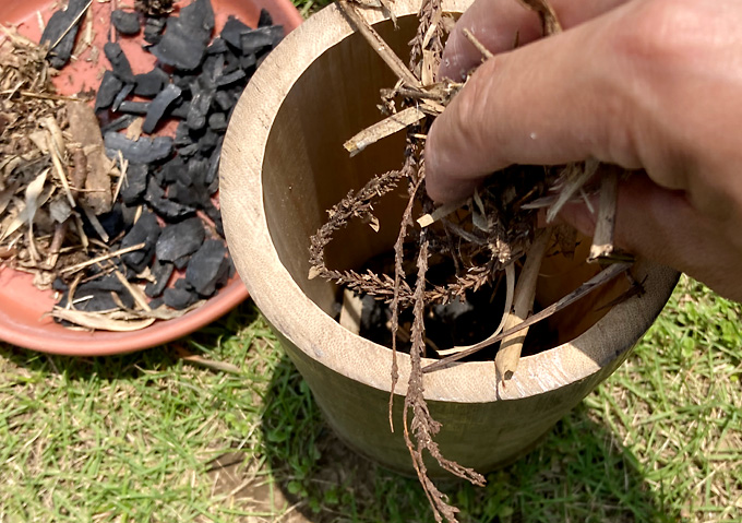 自然に還る植木鉢「竹ポット」の作り方／竹炭と落ち葉／腐葉土
