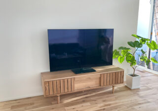 【インテリア雑貨／テレビ台】起立木工の無垢材テレビボード「KISSUI」は細脚で可愛いんだ