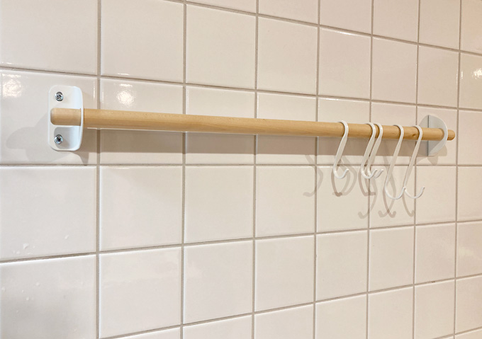 イケア（IKEA）ネレビレール取付け方法／使用例／タイル張りの壁／台所／北欧風（キッチンバー）収納レイアウト（ぶら下げ式）