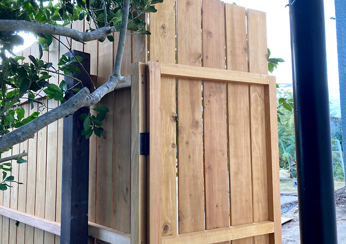 木製目隠しフェンス（ウッドフェンス）扉の付け方／作り方DIY