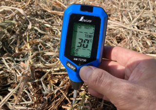 【家庭菜園／培養土】農作物の生育管理に、シンワの土壌酸度計で適正pHを計測