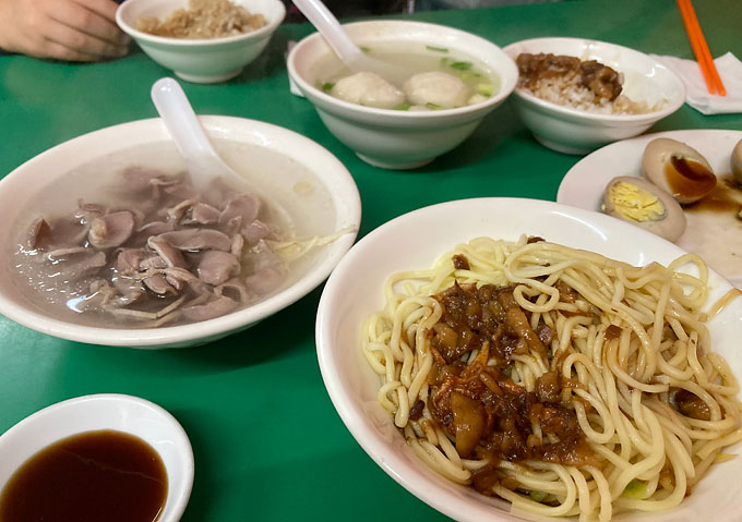 台湾（台北）孤独のグルメで五朗さんが食べたメニュー／お店／下水湯とは／／砂肝スープと汁なし湯麺