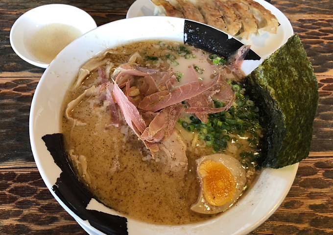 「釣り後の昼飯」木更津・ラーメン　どでかっちゃん／超人気店／美味い・半生かつお節のせ和風塩とんこつ