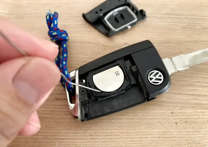 ゴルフ７／スマートキー／(golf7)TSI/GTI/TDIディーゼル車・リモコンキー電池交換方法 キーが認識されません／電池種類／CR2025