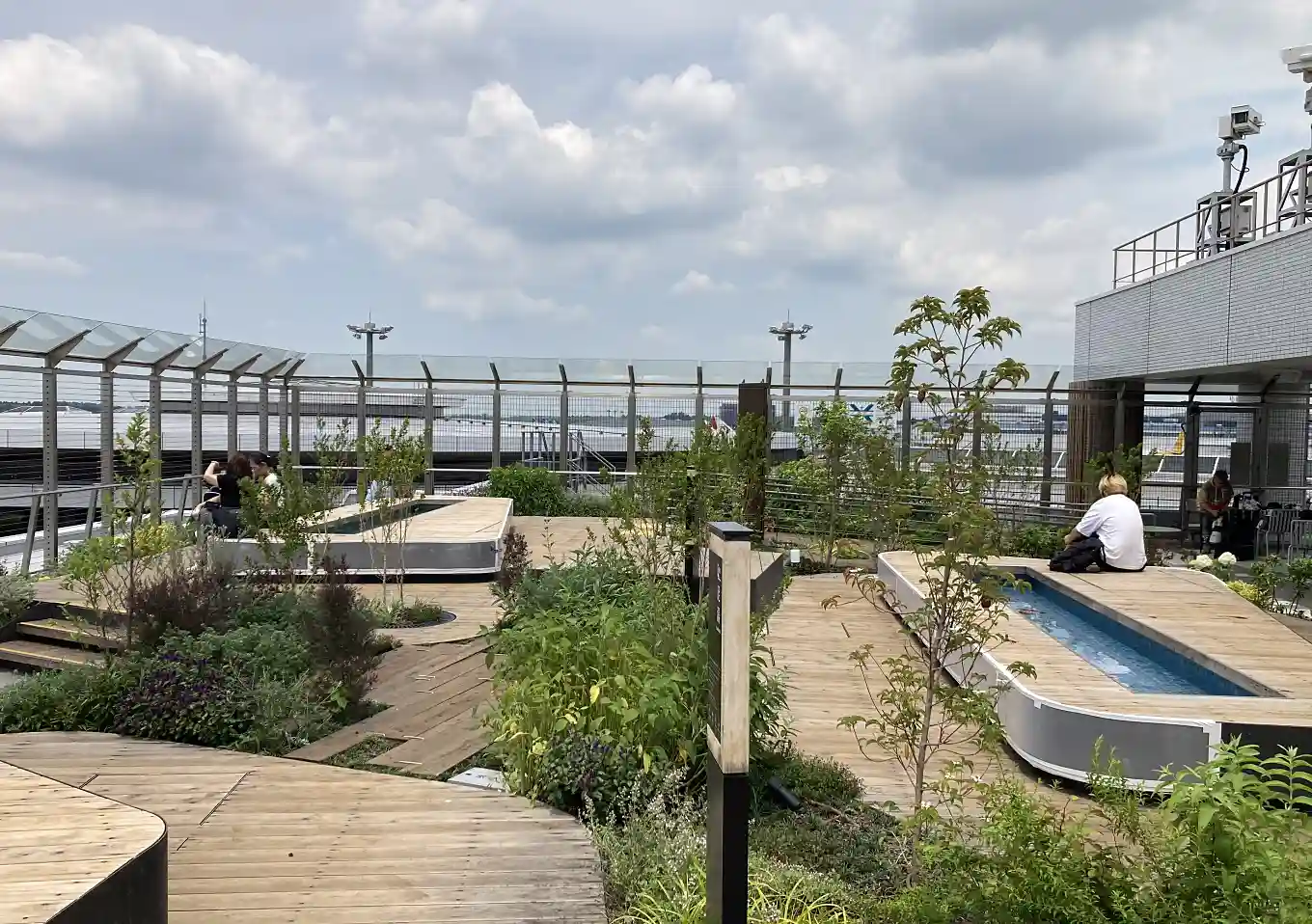 「足湯」成田空港の休憩場所／癒し空間リニューアルした展望デッキ屋外／植物があるベンチ／待ち時間暇つぶし