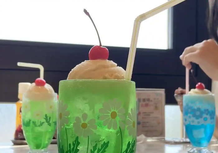 【昭和レトロ旅】熱海の喫茶店「桃山館」のクリームソーダ/アデリア(石塚硝子)の可愛いグラス/映えスポット